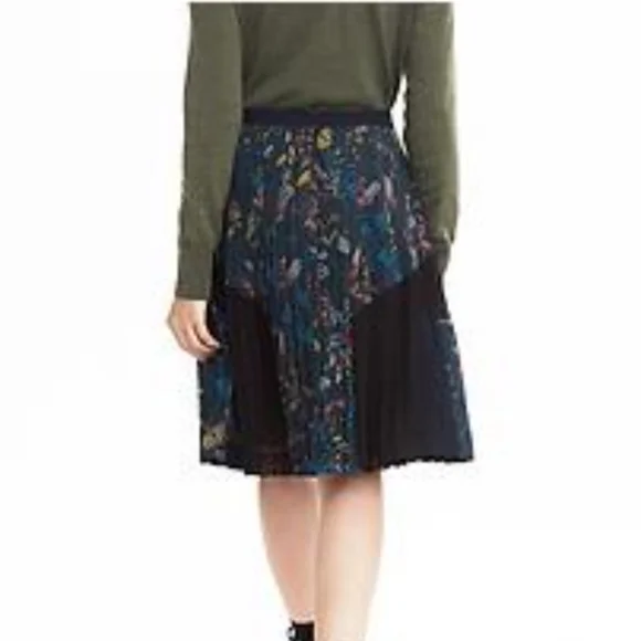 BANANA REPUBLIC , FLORAL PLEATED SKIRT - BLACK AND BLUES, SIZE 8 - Picture 3 of 10